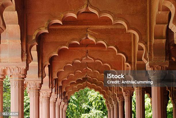 Roter Backsteintorbögen Und Farben Des Indian Tempel Stockfoto und mehr Bilder von Architektonische Säule