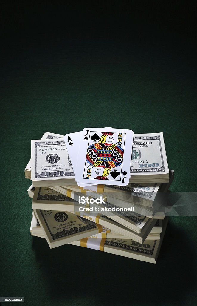 BlackJack Jeu de cartes et une Pile d'argent - Photo de Arts Culture et Spectacles libre de droits