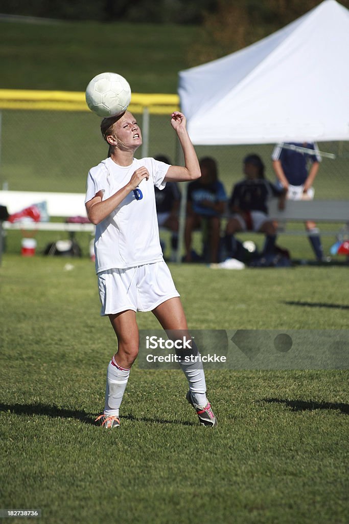 Jogadora de futebol feminino na direção da bola - Foto de stock de 18-19 Anos royalty-free