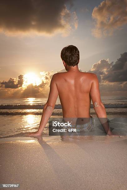 Foto de Homem Bonito Ver O Pôr Do Sol Xxxl e mais fotos de stock de 30 Anos - 30 Anos, 30-34 Anos, Adulto