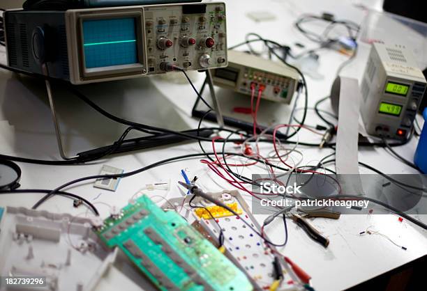 Foto de Osciloscópio e mais fotos de stock de Indústria eletrônica - Indústria eletrônica, Kit modelo, Analisar