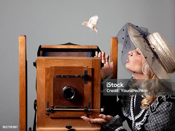 Foto de Mulher De Retrato Com Um Pássaro e mais fotos de stock de 1920-1929 - 1920-1929, Câmera de Filmar, Câmera de Formato Grande