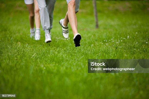 Bieganie - zdjęcia stockowe i więcej obrazów Aktywny tryb życia - Aktywny tryb życia, Biegaczka, Biegać