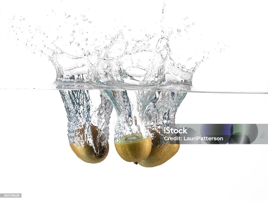 Kiwi frutta spruzzi in acqua - Foto stock royalty-free di Acqua