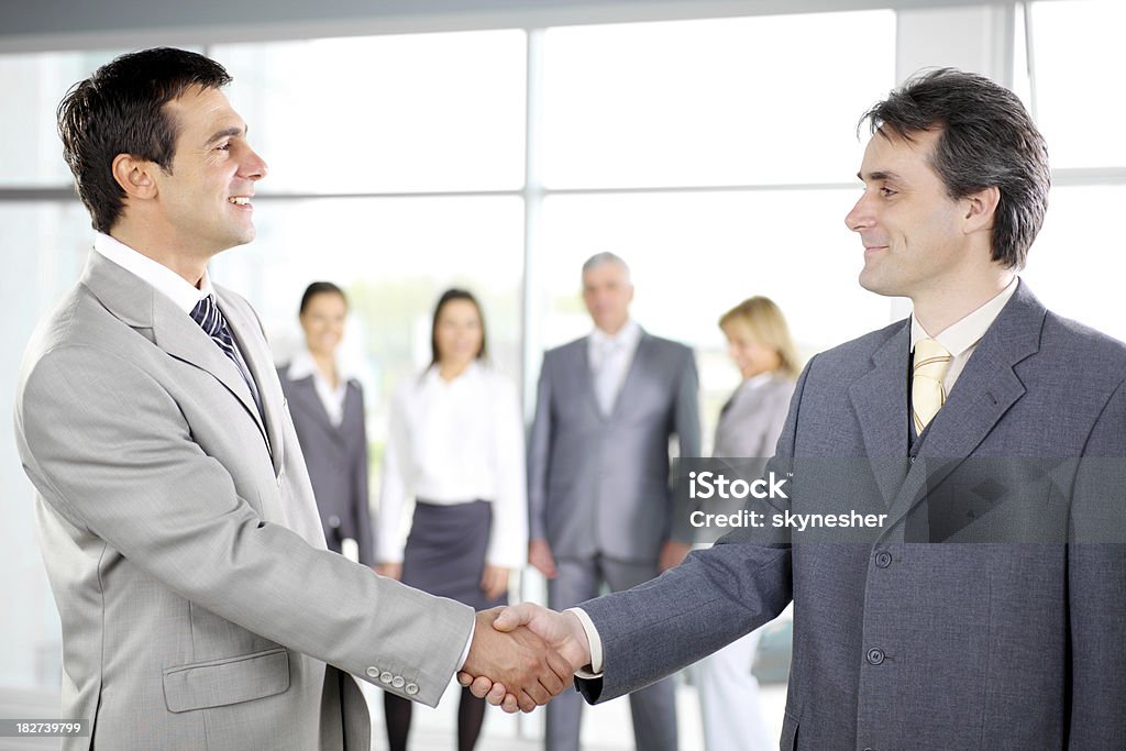 Pessoas de negócios dar um aperto de mão na reunião no escritório. - Royalty-free Abanar Foto de stock