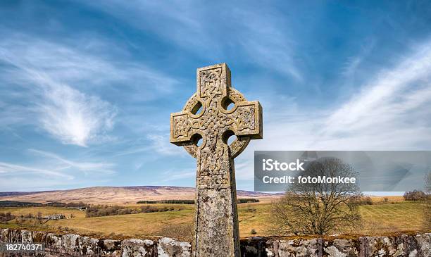 셀틱 종교용 교차 원격 및 시골길 스코틀랜드 전원 켈트 십자가에 대한 스톡 사진 및 기타 이미지 - 켈트 십자가, 십자가, 풍경