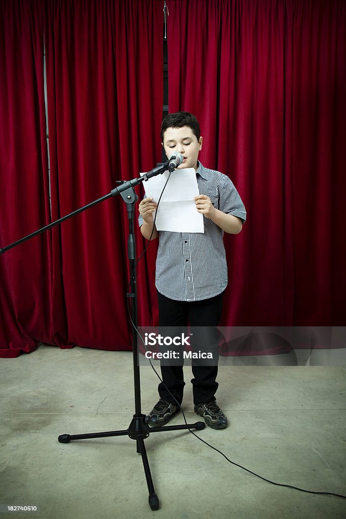 Junge Kind liest eine Rede - Lizenzfrei Dichter Stock-Foto