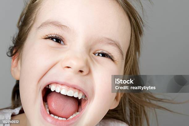 Photo libre de droit de Heureux De Cinq Ans banque d'images et plus d'images libres de droit de Enfant - Enfant, Rire, Cheveux dans le vent