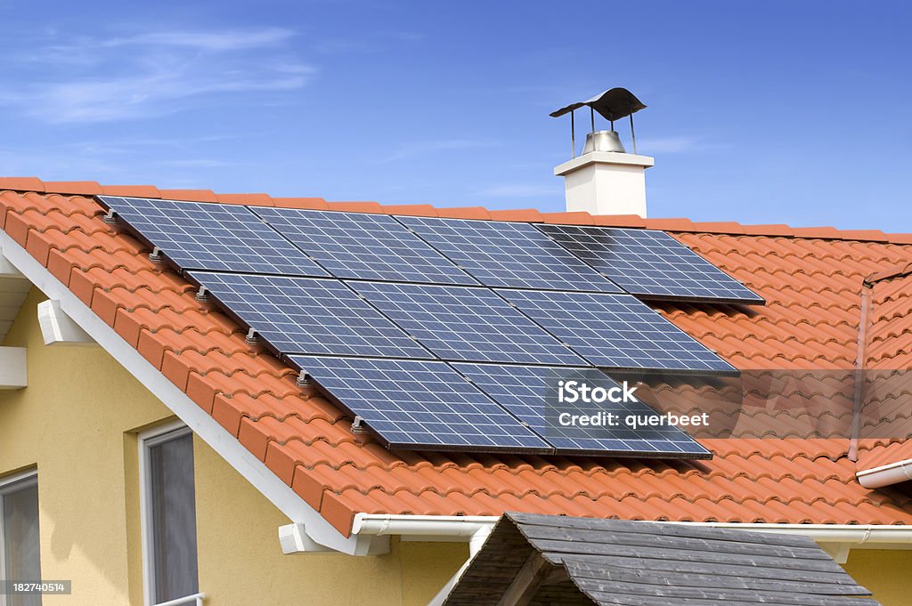 Sonnenkollektoren auf dem Dach - Lizenzfrei Einfamilienhaus Stock-Foto
