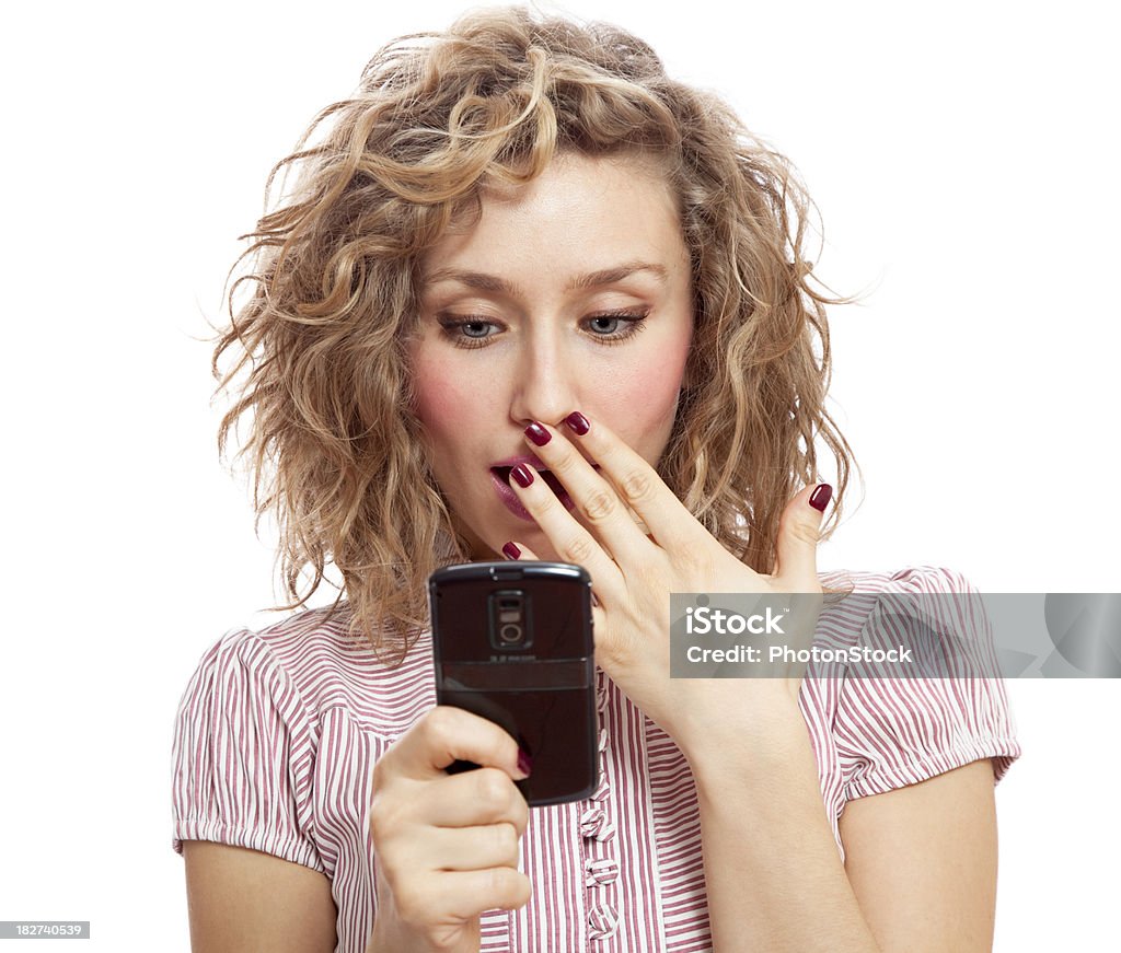 Schockiert schöne blonde Frau liest SMS - Lizenzfrei Frauen Stock-Foto