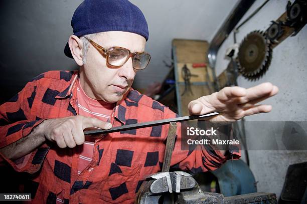 Uomo In Un Workshop - Fotografie stock e altre immagini di Metallo - Metallo, Raschiare, A quadri