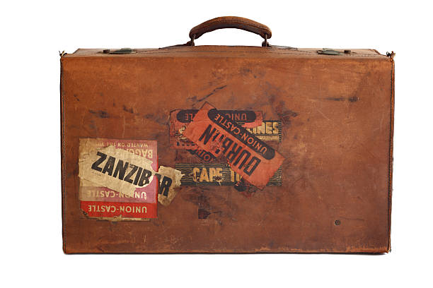 antigua maleta de cuero con pegatinas - suitcase label travel luggage fotografías e imágenes de stock