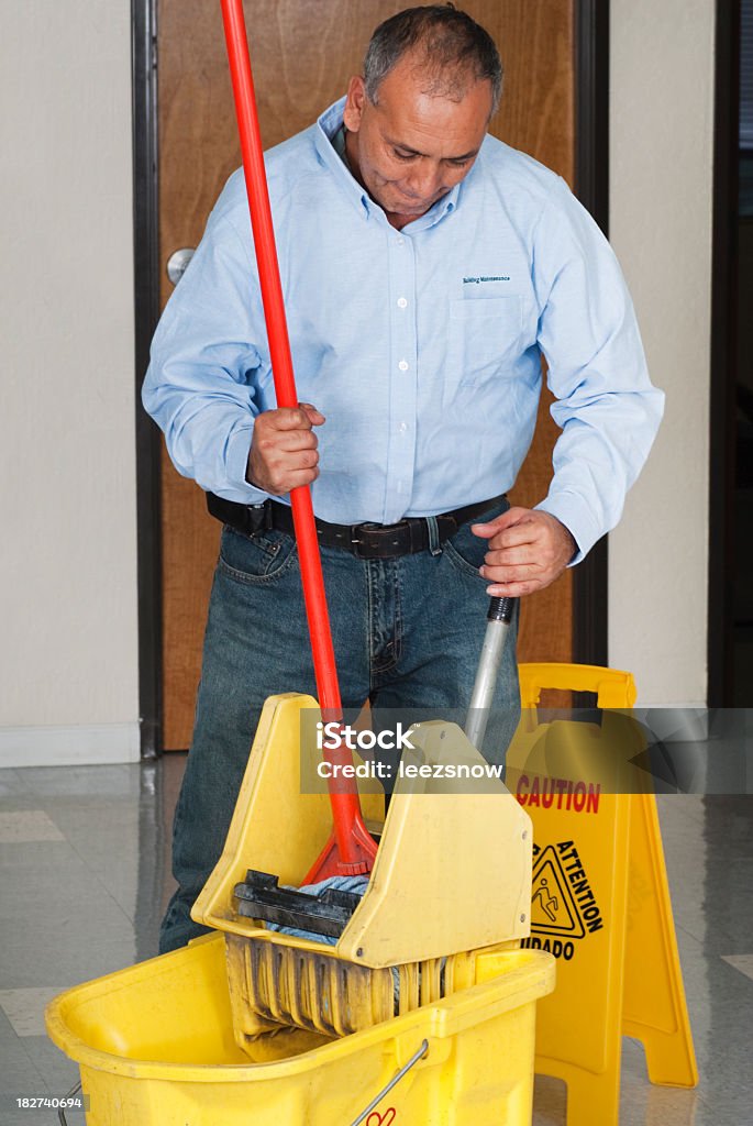 Serviço de manutenção limpeza Janitorial homem de escritório andar - Foto de stock de Zelador royalty-free