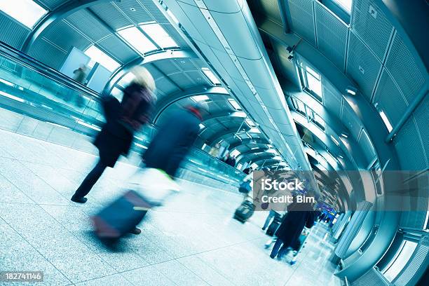 I Viaggiatori A Piedi Giù Moderno Aeroporto Di Tunnel - Fotografie stock e altre immagini di Adulto