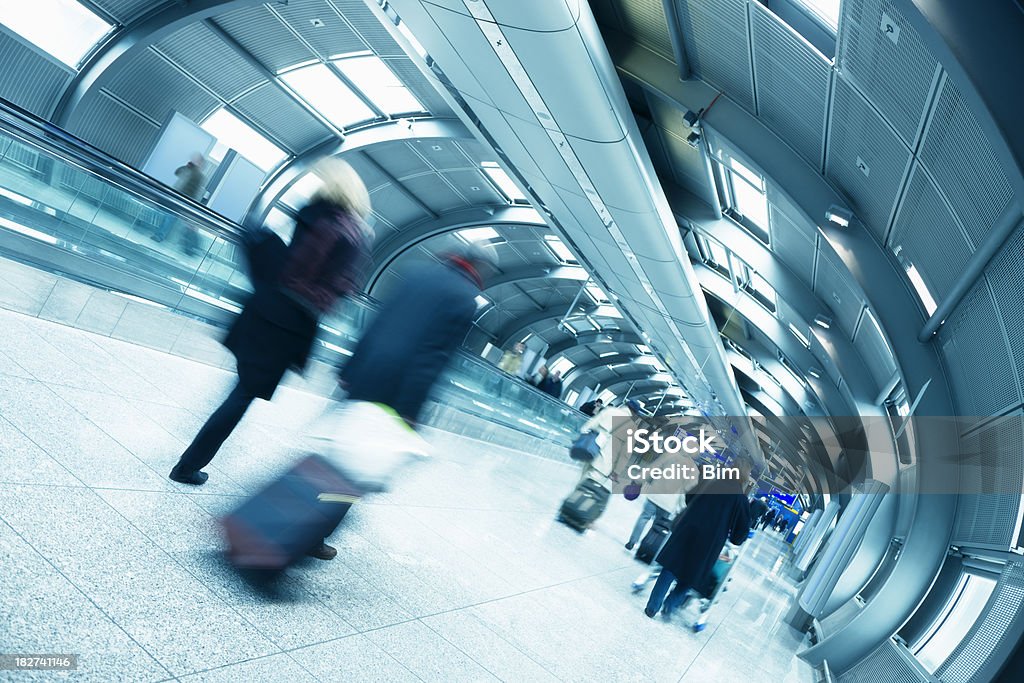 여행자 걷기 침울 현대적이다 공항 터널 - 로열티 프리 가방 스톡 사진