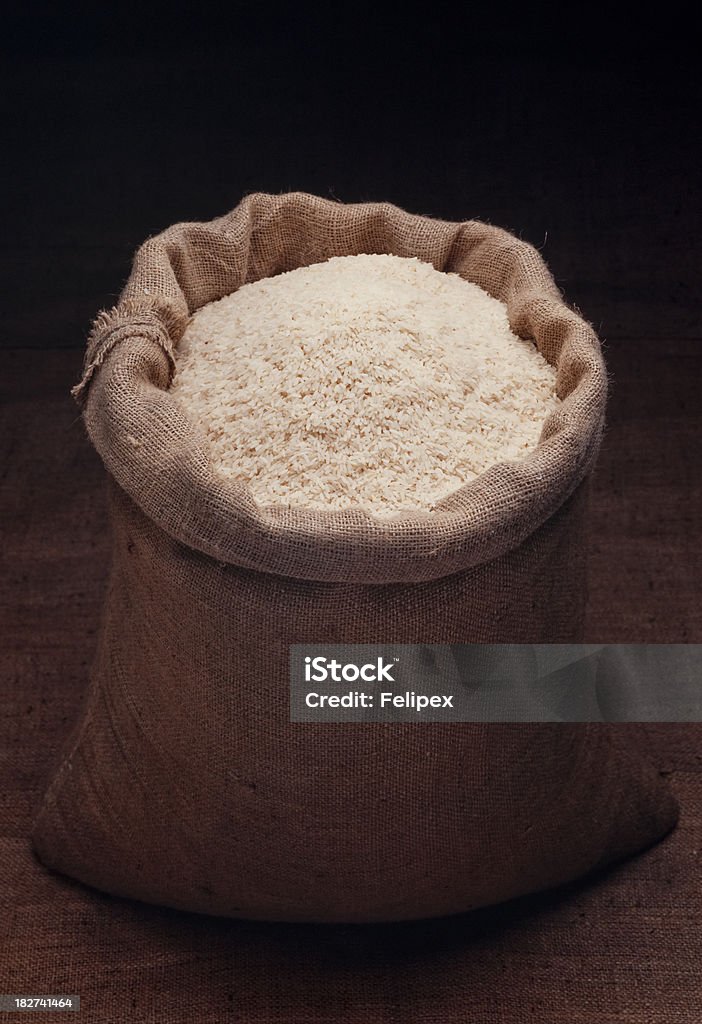 Blanco arroz en un saco de - Foto de stock de Arroz - Comida básica libre de derechos