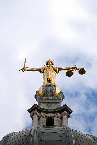 senhora justiça, à old bailey - statue of justice symbol justice law imagens e fotografias de stock