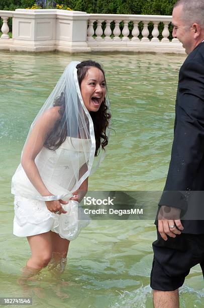 Żartobliwy Bridal Para W Fontanna - zdjęcia stockowe i więcej obrazów Boso - Boso, Chodzić po wodzie - Położenie, Dorosły