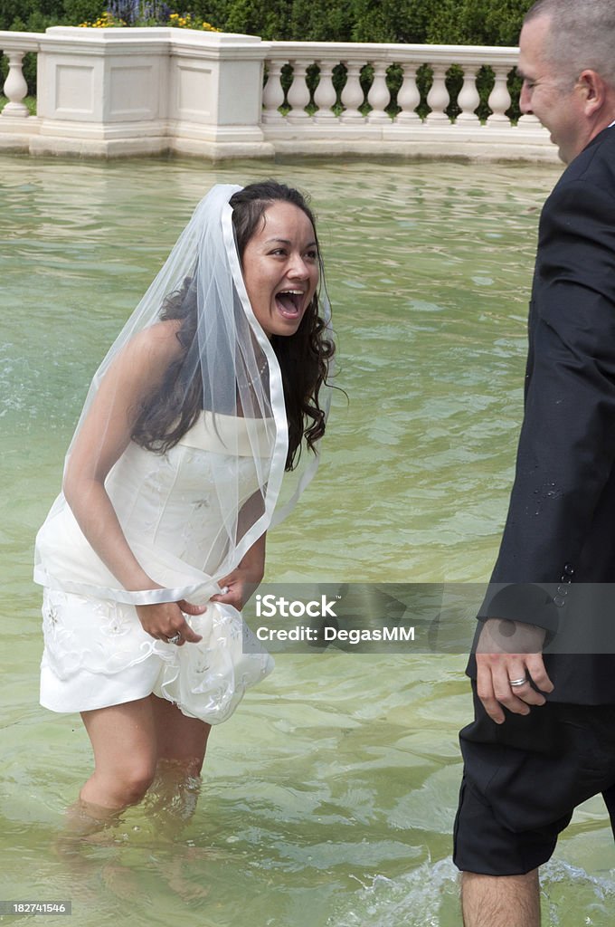 Alegre casal de noivos na fonte - Foto de stock de Adulto royalty-free