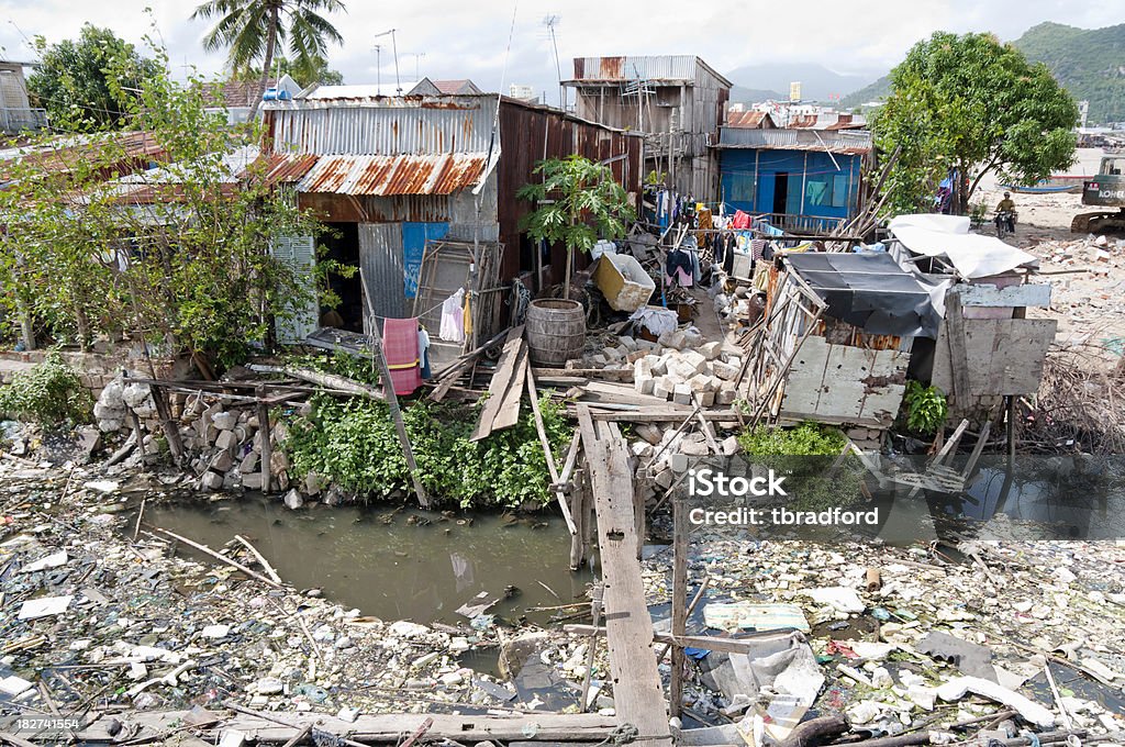 I rifiuti e inquinamento In un'Area residenziale confronto - Foto stock royalty-free di Povertà