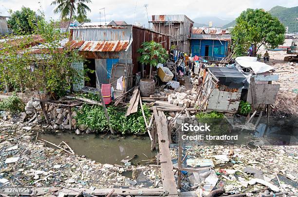 쓰레기 및 오염시킨다 만들진 Rundown 하우징 환담을 베트남에 대한 스톡 사진 및 기타 이미지 - 베트남, 빈곤, 0명