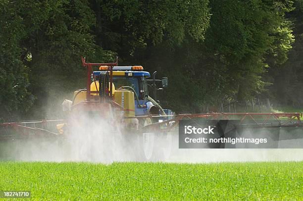 トラクター吹きかけるフィールド - 農薬散布のストックフォトや画像を多数ご用意 - 農薬散布, 吹きかける, 農業