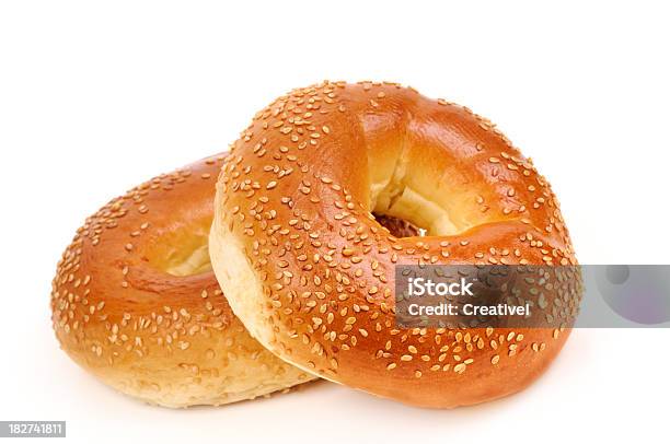 Zwei Bagels Stockfoto und mehr Bilder von Bagel - Bagel, Weißer Hintergrund, Backen