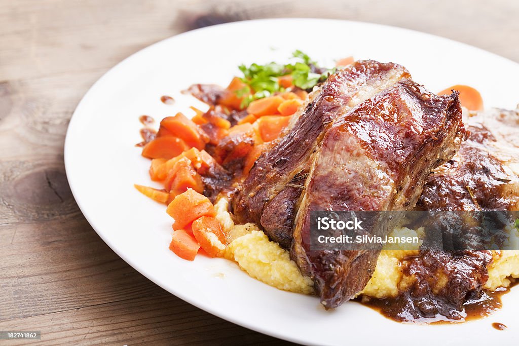 Carne suína assada com polenta com cenouras - Foto de stock de Porco Assado royalty-free