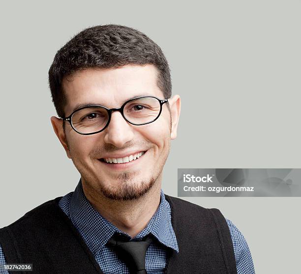 Lächelnder Junger Mann Porträt Stockfoto und mehr Bilder von Brille - Brille, Ein Mann allein, Eine Person