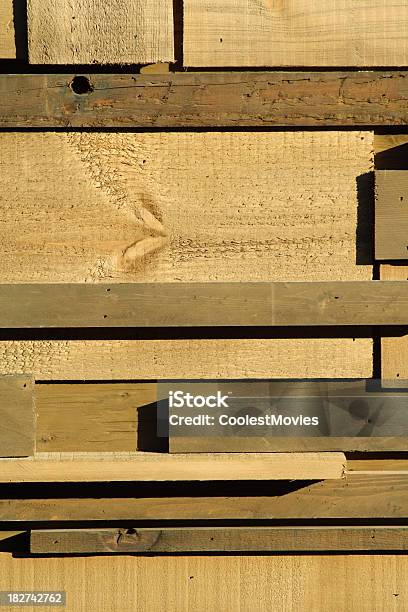 Drewniane Ściany Tło Zaprojektowane I Wykonane Z Drewnianych Prowadzi Korpus Zatrzaskowe Scraps - zdjęcia stockowe i więcej obrazów Architektura