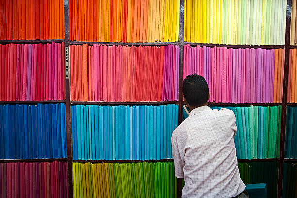 tessuti colorati - negozio di tessuti foto e immagini stock