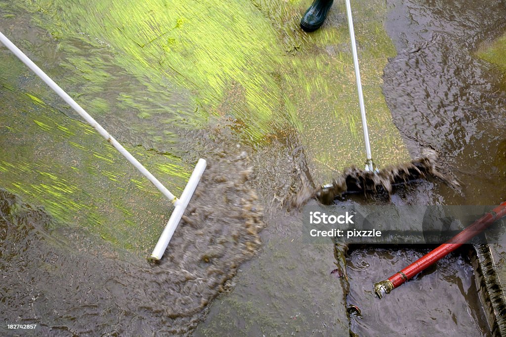 Flushing schmutzig Wasser in Kanalisationsabflüsse drain-englische Redewendung - Lizenzfrei Reinigen Stock-Foto