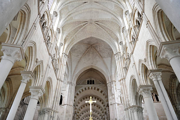 basílica de vezelay-interior - benedictine - fotografias e filmes do acervo