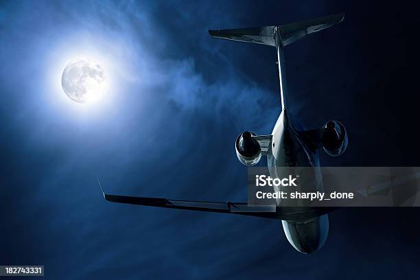 Corporate Jetflugzeug Abheben Bei Nacht Stockfoto und mehr Bilder von Firmenflugzeug - Firmenflugzeug, Dramatischer Himmel, Fotografie