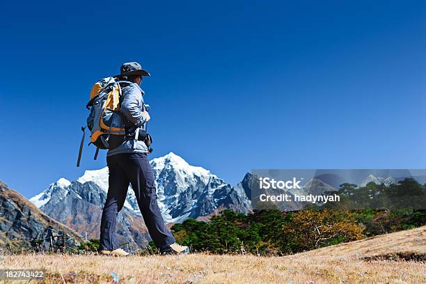 Femmina Turista È Guardando In Himalaya - Fotografie stock e altre immagini di Adulto - Adulto, Ambientazione esterna, Ambiente