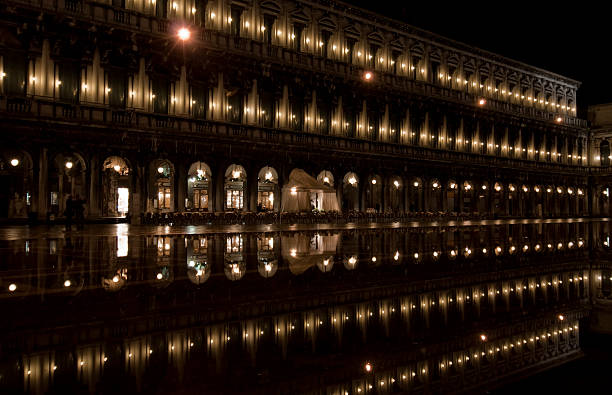 "acqua alta" in piazza san marco. von venedig - acqua alta stock-fotos und bilder