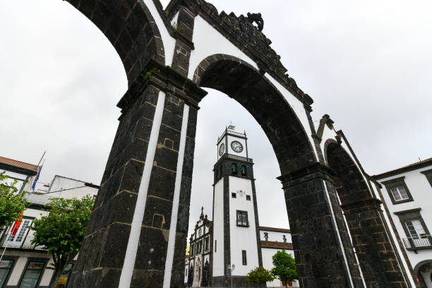 istock Portas da Cidade - Portugal 1827435613