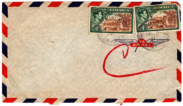 конверт от ямайки в 1951 году опубликовано - mail postage stamp postmark jamaica стоковые фото и изображения