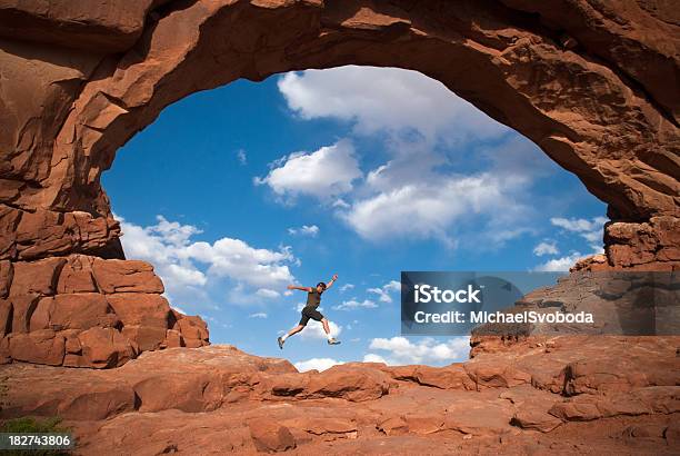 Feliz Para Excursionistas Foto de stock y más banco de imágenes de Adulto - Adulto, Adulto joven, Aire libre