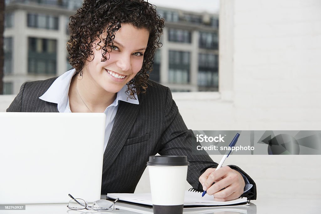 Femme au travail à l'aide d'ordinateur portable à la maison ou au bureau - Photo de Femmes libre de droits