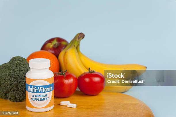 Ainda Vida De Multivitaminas - Fotografias de stock e mais imagens de Comprimido - Comprimido, Legumes, Alimentação Saudável