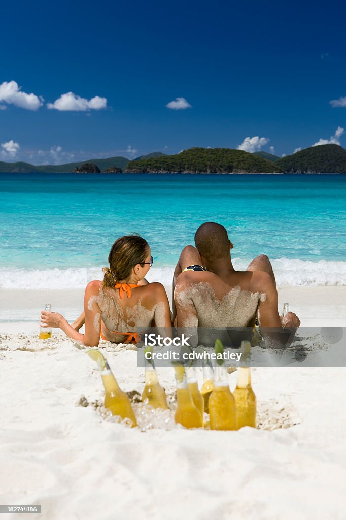 Paar trinken Bier und Sonnenbaden an einem tropischen Strand - Lizenzfrei Strand Stock-Foto