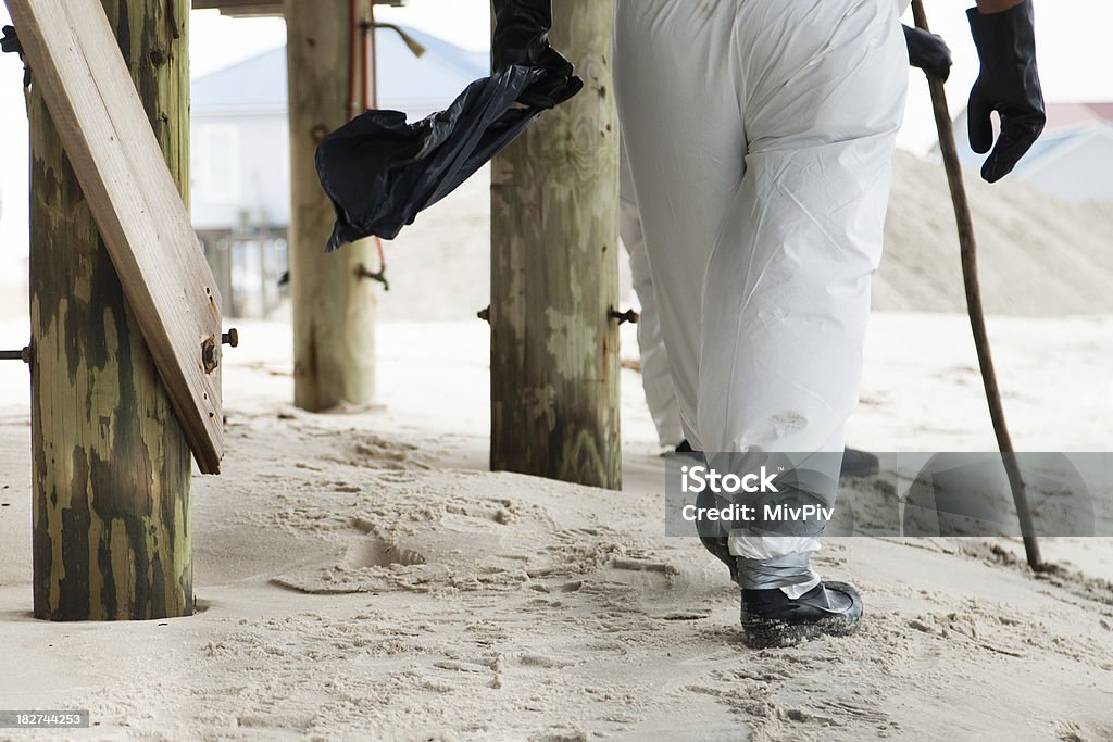 Pulire la spiaggia - Foto stock royalty-free di Chiazza di petrolio