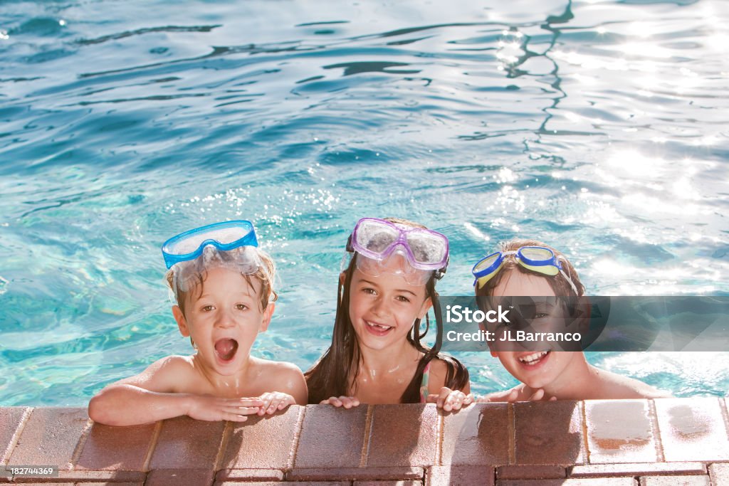 Três feliz crianças nadar na piscina de - Royalty-free 12-13 Anos Foto de stock