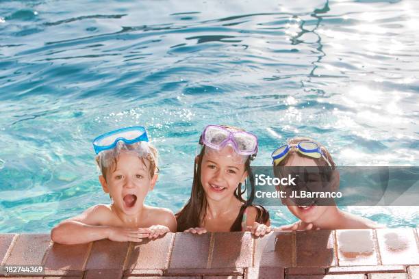 Три Счастливые Дети Плавающие В Бассейне — стоковые фотографии и другие картинки 12-13 лет - 12-13 лет, 4-5 лет, 6-7 лет