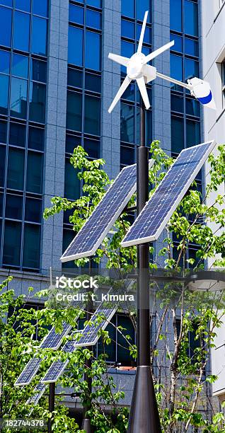 再生可能エネルギー - オフィスビルのストックフォトや画像を多数ご用意 - オフィスビル, ソーラーパネル, 日本