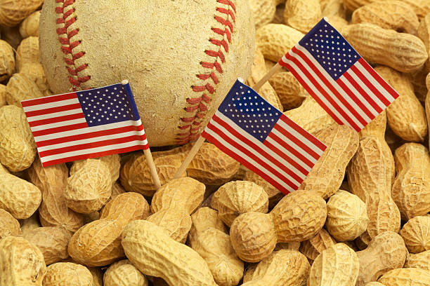 joueur de baseball, nous flags et cacahuètes, vacances, americana - baseball baseballs peanut american culture photos et images de collection