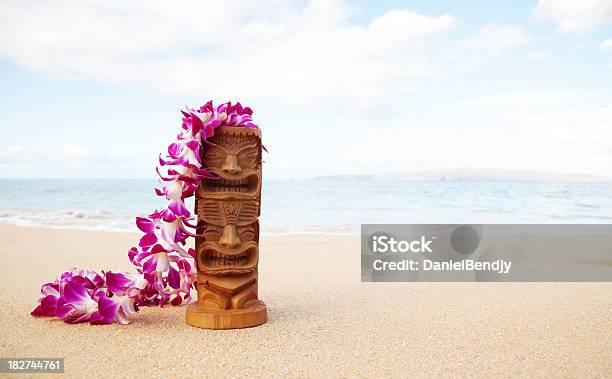 Tiki 해변 티키에 대한 스톡 사진 및 기타 이미지 - 티키, 하와이 제도, 화환