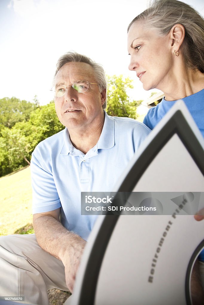 Mann und Frau besorgt über ihren Ruhestand Plan - Lizenzfrei Lageplan Stock-Foto