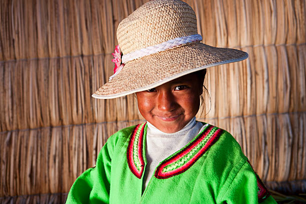 menina na uros ilha flutuante - indian culture child little girls indigenous culture - fotografias e filmes do acervo